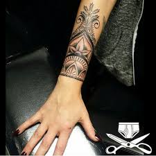A Little Henna Style Wrist Decoration By Artist Damon Butler Aka Ferbzilla At Empire Tattoo Quincy Https Ins Henna Style Tattoos Cuff Tattoo Hand Tattoos