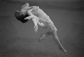Il se distingue ainsi des autres bateaux et navires qui se déplacent uniquement à la surface, et des bathyscaphes qui se déplacent principalement selon l'axe vertical. Fond D Ecran Noir Et Blanc Film Piscine Fille La Natation Nager 35mm Mouche Danse Sous Marin Robe Mousseline De Soie Flottant Jetable 1840x1232 740839 Fond D Ecran Wallhere