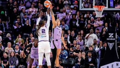 High-stakes competitive action on the WNBA floor, do AI tạo
