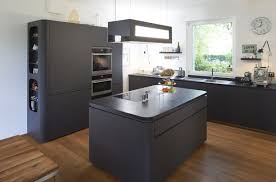 Ein Traum In Schwarz Wer Hatte Gedacht Dass Eine Schwarze Kuche So Schick Aussehen Kann Neben Der Au Kuche Schwarz Dunkle Kuche Wohnzimmer Mit Offener Kuche