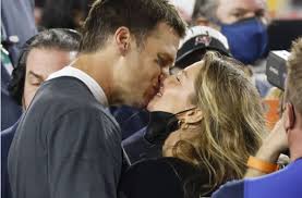 Jul 20, 2021 · the win gave quarterback tom brady — who had spent the previous 20 seasons with the new england patriots — his seventh championship, adding to his record of the most super bowl wins by any football. Quarterback Der Buccaneers Eine Legende Tom Brady Jetzt Mit Mehr Titeln Als Jedes Nfl Team Sport Stuttgarter Nachrichten
