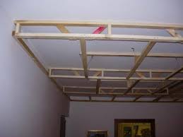 Diverse le sospensioni creative da poter realizzare con le linee che s'intersecano fra loro per soluzioni originali protagoniste della zona living. Controsoffitto Portante Controsoffitti