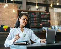 Image de person working on a laptop at a coffee shop