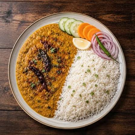 Dal makhani and chawal 🍛.. a classic North Indian comfort meal my husband  is crazy about. One of his all-time favourite dishes 🍛❤️ Slow-cooked  creamy dal, fluffy rice and pure love on