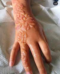 Henna tattoos kommen ursprünglich aus nordwestindien (heute pakistan) und werden dort als mehndi. Aufpassen Im Urlaub Tattoo Piercing Needle Project Facebook