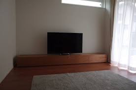 低く 長く設定された 長さ3mのチェリー無垢材のテレビボード 50インチ以上の大型テレビを置いても 落ち着いた印象を受ける インテリア 収納 インテリアアイデア インテリア