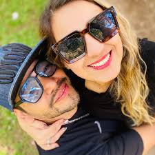 Apuesto a que eres de esas románticas que se emocionan y le brillan los  ojitos imaginando cuando les dedican un poema, estoy seguro que eres de  esas que aún guarda las cartas