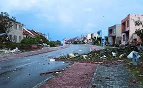 O tornadă a devastat joi seara mai multe localități de la granița cehiei cu austria. Nwu1zytu66phwm