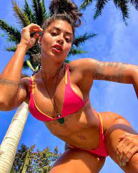 Is she dating or bisexual? Aline Riscado Aproveita Sabadao De Sol Para Curtir De Biquini Wscom