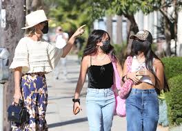 Laeticia hallyday moving out of he home in pacific palisades 05/04/2021. Road Trip Pour Johnny Et Nouveau Couple En Vue Pour Laeticia Jade Et Joy Hallyday