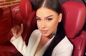 Dhurata Dora wikipédia, biographie, épouse, origine, mari, nouveau  compagnon, taille, enfant et plus