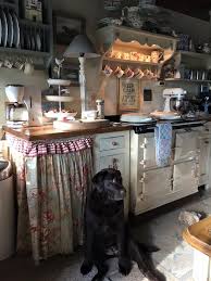 I Love The Cozy Atmosphere And Arrangement Of This Kitchen Area Especially The Shelf With The Lights What A Great Idea Cuisine Confortable Cuisine Cottage Et Decoration Cuisine