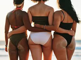 Bikini für breite Hüften: Diese Bademode feiert deine Figur | Wunderweib