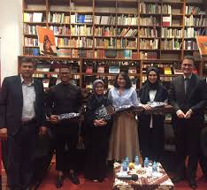 Serunya Acara Malam Ini Senang Bisa Berbagi Dengan Teman Teman Semua Di Erasmushuis Jakarta Bersama Restuanggraini Ranihatta Dan In 2020 Instagram Update Instagram