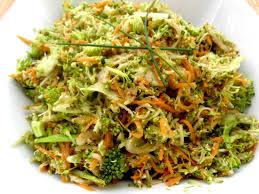 Salade De Brocolis Cru Au Gingembre En 2020 Salade Brocoli Brocoli Cru Salade De Brocoli Cru
