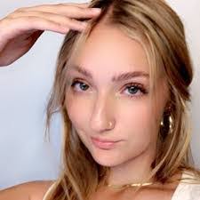 Leigh Akers's Instagram, Twitter & Facebook