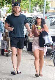 Learn more about luke's fiancee sierra's ethnicity and past. 5sos Luke Hemmings Shows Girlfriend Sierra Deaton Around As The Pair Return To Sydney Daily Mail Online