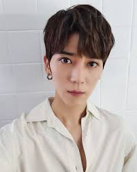 His father is taiwanese and his mother is korean. çµå©šé‚„ä¸åˆ°ä¸€å¹´ ç•¢æ›¸ç›¡çˆ† å®¶åº­å‡ºå•é¡Œ Igæš´æ€'å›žæ‡‰äº† å¨›æ¨‚æ˜Ÿèž