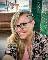 Karen Danis's Instagram, Twitter & Facebook