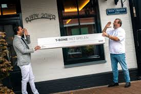 Listen to daan tjeenk willink | soundcloud is an audio platform that lets you listen to what you love and share the sounds you create. Geen Feestjes Geen Festivals Maar Brood Met Spelen Uit Almelo Blijft Creatief Met 1 5 Meterbox Almelo Tubantia Nl