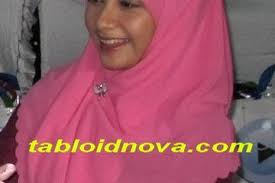 She has appeared on the soap opera kepompong and in various television films on sctv in indonesia. Dinda Kirana Nyaman Dengan Jilbab Nova
