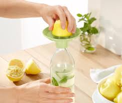 34 95 Tl Sikacak Cesitli Pet Siselerin Agiz Kismina Vidalanabilir Ya Da Yerlestirilebilir Ve Meyvenin Taze Suyu Dogrudan Sisenin Icerisine Si Meyve Sise Taze