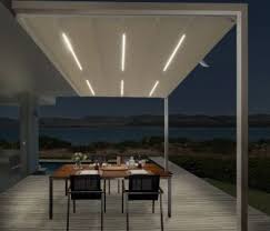 Beleuchtete Terrasse Am Abend Mit Pergola Sunrain Q Von Leiner Uberdachung Terrasse Pergola Markise Terrassenuberdachung