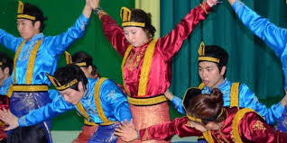 Tari kontemporer merupakan sebuah genre tari konser yang menggunakan sistem dan metode yang ditemukan di tari modern dan tari postmodern, serta balet klasik. Tari Saman Tarian Tradisional Khas Aceh Halaman All Kompas Com