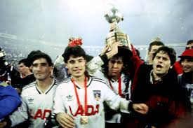Para celebrar las tres décadas del título, la marca alemana y los albos presentaron una pieza de color plata con los tradicionales blanco y negro, que rememora el trofeo de la copa continental obtenido por los albos en 1991. En Colo Colo Los Campeones De La Libertadores Levantaran La Copa Por Zoom