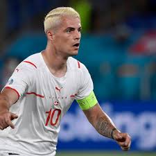 «überraschung!», schreibt er zu einem video, das ihn und seine frau leonita beim facetimen zeigt. Em 2021 Granit Xhaka Wettert Leute Wollen Schweizer Team Kaputtmachen