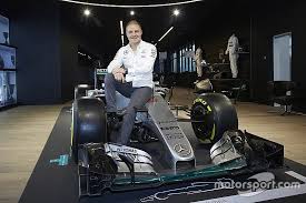 Wie hoch sind das vermögen und einkommen von lewis hamilton? Analyse So Beeinflusst Der Bottas Wechsel Die Vermogen Der F1 Piloten