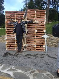 Clipul a fost filmat pentru aniversarea a 100 de ani de modă în londra. Bk 100 De Ani 100 Sculpturi 100 De Zile Baraka Artist