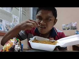 Sediakan bahan untuk salutkan ayam iaitu telur & tepung. Mugbang Nasi Goreng Ditambah Indomie Ayam Geprek Hype Abis Youtube