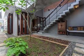 Konsep desain taman dalam rumah juga dapat digunakan untuk penataan ruang tamu indoor dan outdoor, penataan taman yang dikombinasikan dengan dekorasi ruang tamu belakangan ini cukup diminati. 7 Ide Desain Taman Minimalis Di Dalam Rumah Kumparan Com