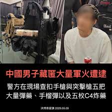 泰国春武里府近日发生一起震惊社会的军火案件，一名31岁中国籍男子因车祸，被警方在车内及住处搜出大量军火，他更承认原本打算发动自杀式攻击。泰国已对该案进行全面调查，重点关注国家安全和公共安全。  《泰国日报》报导，事发于8日傍晚6点，中国籍孙姓男子（Sun ...