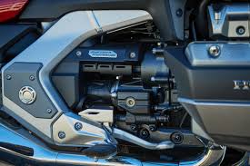Hava yastığı teknolojisine sahip tek motosiklet modeli olan honda gl1800 gold wing; 2021 Honda Gold Wing Tour Dct Review Madonna Bound Two Up