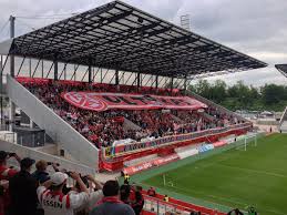 Zwei männer, 31 und 34 jahre alt, und beide betrunken. All Red Now Rot Weiss Essen The Itinerant Football Watcher