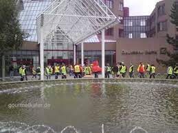 Auf lokalwissen im branchenbuch schkeuditz finden sie 1 einträge mit adressen, telefonnummern, öffnungszeiten und bewertungen. Streiker Der Sdirekt Bei Kollegen Der Deutschen Bank Youtube