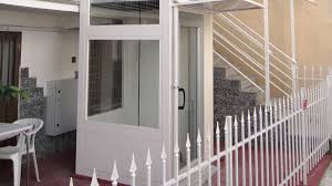 L esterno è in cortina, entrata indipendente, rifiniture esterne ed interne pregiatissime. Ascensore Esterno Per Villetta Kone Motus