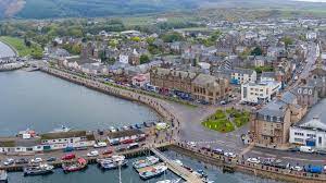 Campbeltown (/ ˈ k æ m b əl t ən / (); Coronavirus People Line The Streets Of Campbeltown In Tribute To Paramedic Bbc News