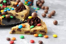 ©germanshop24.com invented by johann kemm in an attempt to create a more durable and shelf stable christmas inspired cake. Chocolate Chip Cookie Cake Mit Ganache Und M Ms Biskuitwerkstatt
