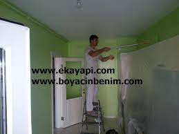 Beyaza boyanmış eski mobilyalar ve bir de duvar stencil çalışmasıyla evinizi yepyeni bir görünüme kavuşturabilirsiniz. Koyu Renkli Olan Boya Nasil Acilir