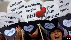 İçişleri bakanlığı, 2020'nin ilk iki ayında ülke genelinde meydana gelen kadın cinayetinin geçen yılın aynı dönemine göre yüzde 32 azaldığını bildirdi. Turkiye De Kadin Cinayetleri Artiyor Mu Azaliyor Mu