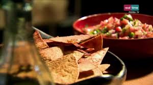 La ricetta del pico de gallo, una delle più famose ricette tipiche messicane, a base di pomodori, cipolle, jalapeno, lime e coriandolo, perfetta il pico de gallo o salsa fresca è un contorno tradizionale messicano, un'insalata di pomodori e cipolla condita con una salsa a base di lime e peperoncino. A Tavola Con Ramsay 106 Tortilla Piccante Con Salsa Pico De Gallo Youtube