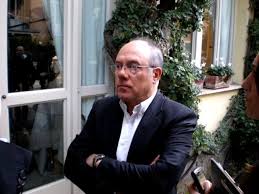 Si vive una volta sola streaming altadefinizione film il professor umberto gastaldi (carlo verdone) guida una formidabile équipe medica composta dalla strumentista lucia santilli (anna foglietta), dall'anestesista amedeo lasalandra (rocco papaleo) e dal suo assistente corrado pezzella. Verdone Resiste Voglio Portare Si Vive Una Volta Sola Nelle Sale No All Uscita Su Piattaforma