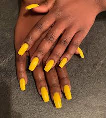 This set contains 4 mini polishes: Light Yellow Long Nails Novocom Top