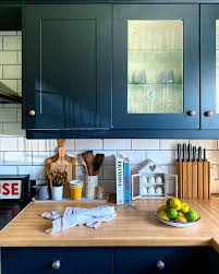 Kitchen aid set zum kleinen preis. Farrow Ball Hands Up If You Love A Dark Blue Kitchen As Much As We Do This Beautiful Space Features Railings Https F B Ltd 33duoie In Modern Eggshell Our Extremely Durable Mid Sheen