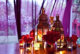 L Irremplacable Lanterne Marocaine Dans La Deco Orientale Comment Avoir De Beaux Cheveux Naturellement Deco Orientale Decoration De Table Orientale Lanternes Marocaines