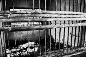 Acara ini dibawakan oleh harry pantja sebagai host dan merupakan salah satu pelopor acara yang mengangkat tema supernatural di indonesia. Semarang Penampakan Di Lawang Sewu Tukang Cerita