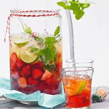 Erdbeer Bowle Mit Cidre Und Zitronenmelisse Rezept Erdbeer Bowle Bowle Erdbeerbowle